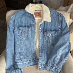 Levi’s denim jacket with Sherpa lining M